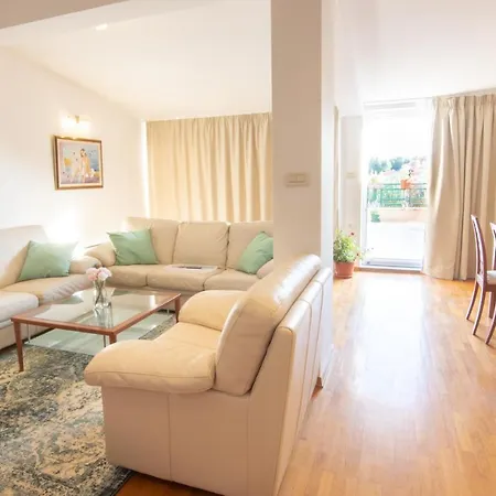 Downtown Olive Apartment